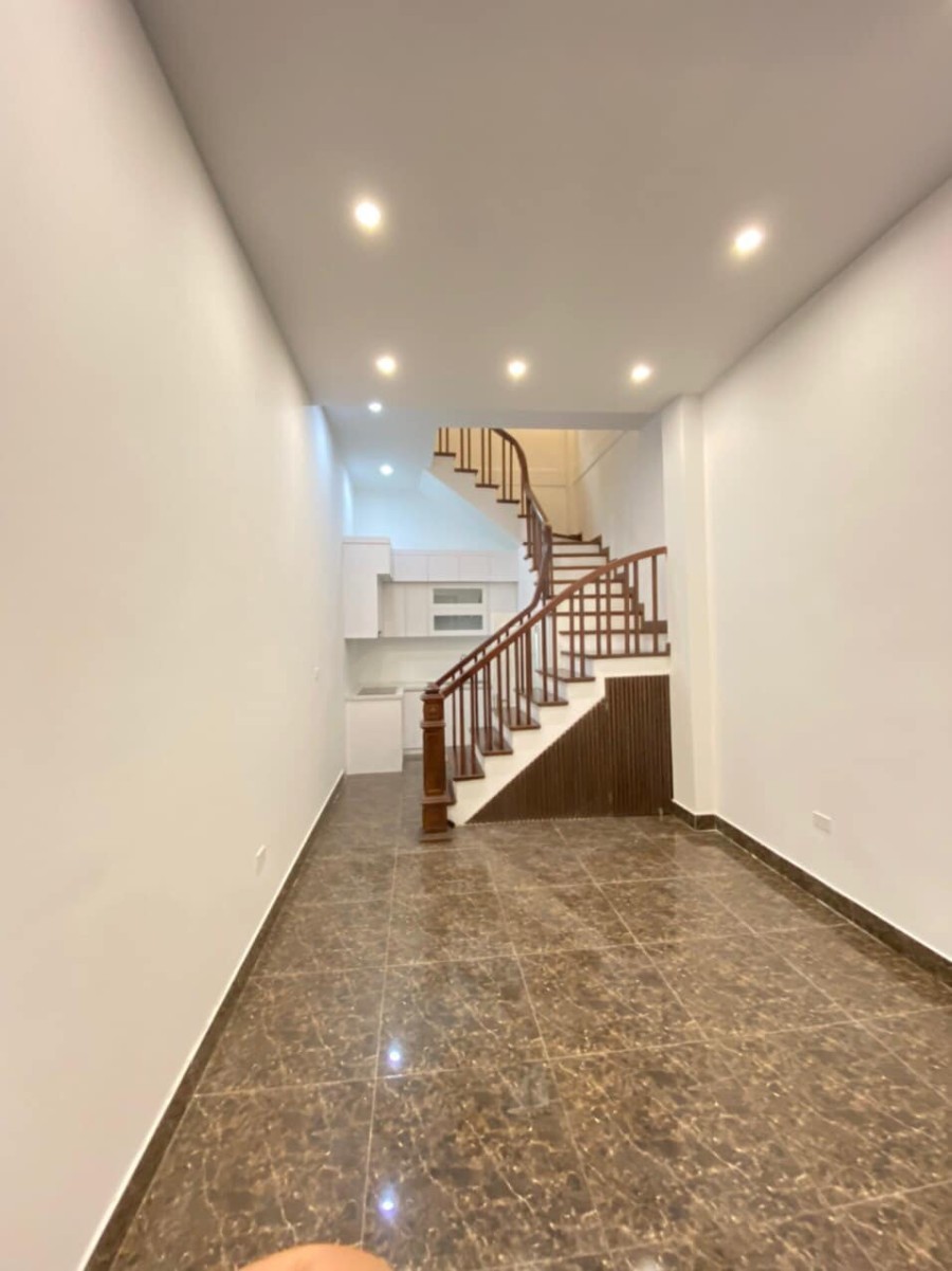 Bán nhà nhỉnh 3 tỷ, dtsd 35m2, ô tô đỗ cửa cách phố Lê Duẫn 60m, ngõ thông 2 phố