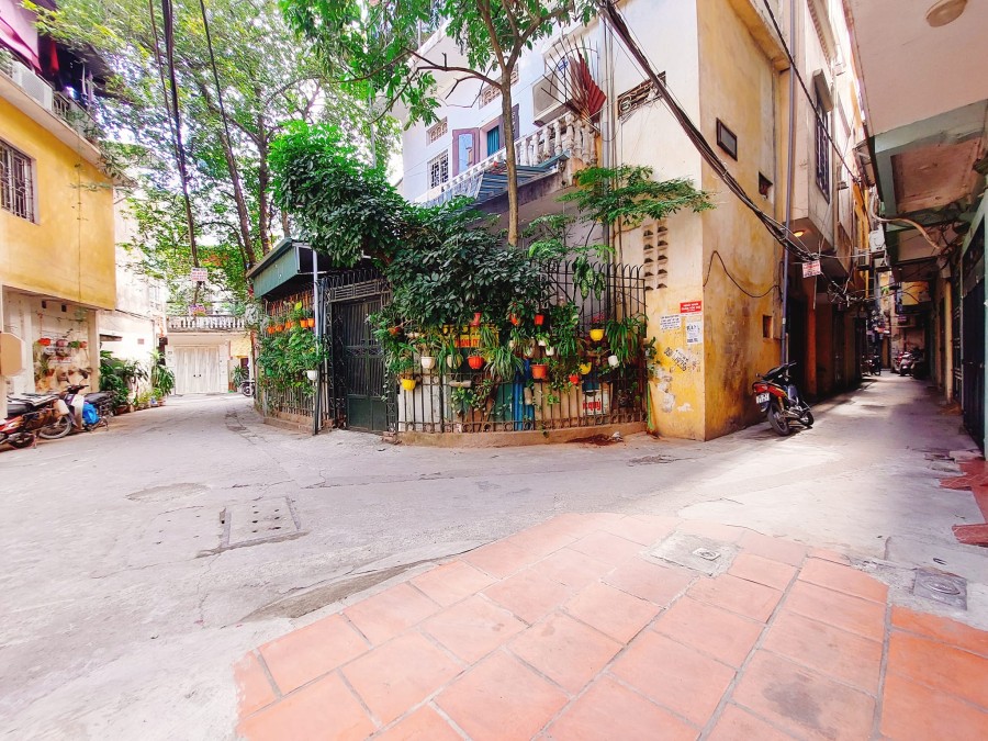 Bán nhà nhỉnh 3 tỷ, dtsd 35m2, ô tô đỗ cửa cách phố Lê Duẫn 60m, ngõ thông 2 phố