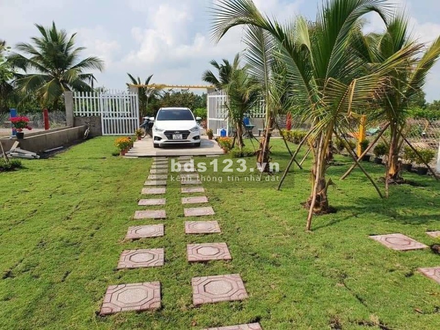 Bán nhà vườn nghỉ dưỡng hoàn chỉnh đẹp Thủ Thừa Long An. DT 1000m, xe hơi vào tận sân. Giá chỉ 2,5tỷ