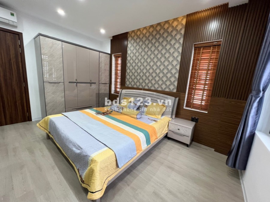 Kẹt tiền bán gấp Nguyễn Hữu Thọ 56m2, 4 tầng, hẻm ô tô, kinh doanh
