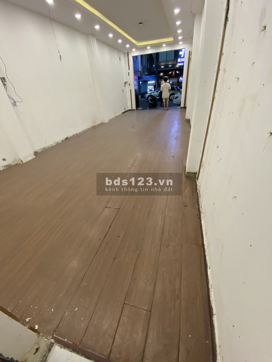 Cho thuê nhà nguyên căn mặt tiền Nguyễn Trãi, Bến Thành, Quận 1 (4.5x22, trệt 3 lầu) 70 triệu