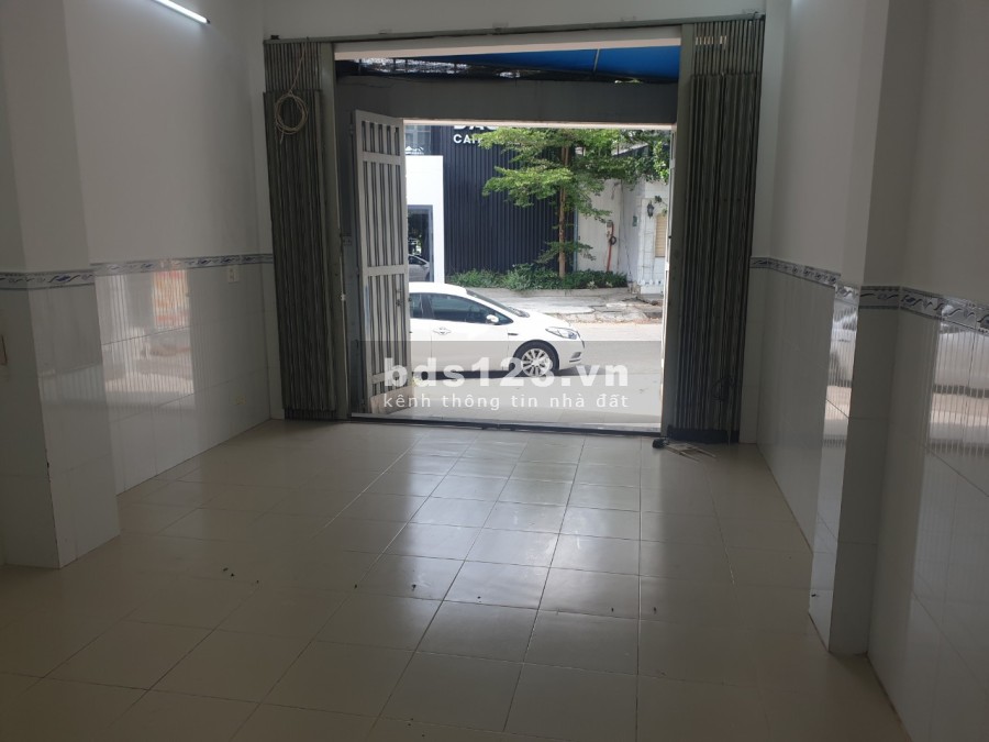 Phòng rộng 50m2 mặt tiền đường, cửa riêng, có thể vừa ở vừa kinh doanh buôn bán, mặt đường rộng 20m