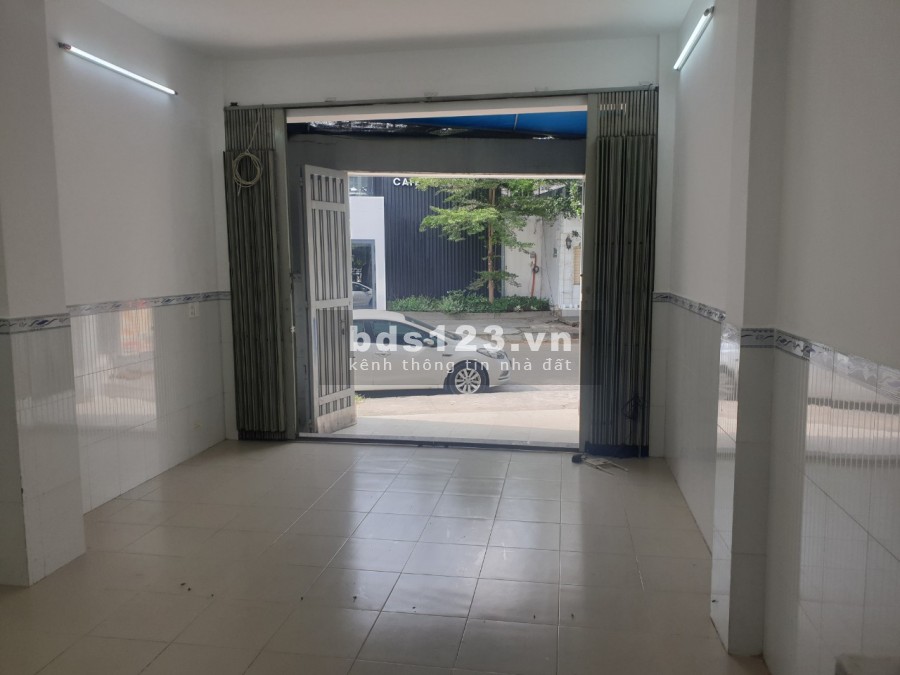 Phòng rộng 50m2 mặt tiền đường, cửa riêng, có thể vừa ở vừa kinh doanh buôn bán, mặt đường rộng 20m