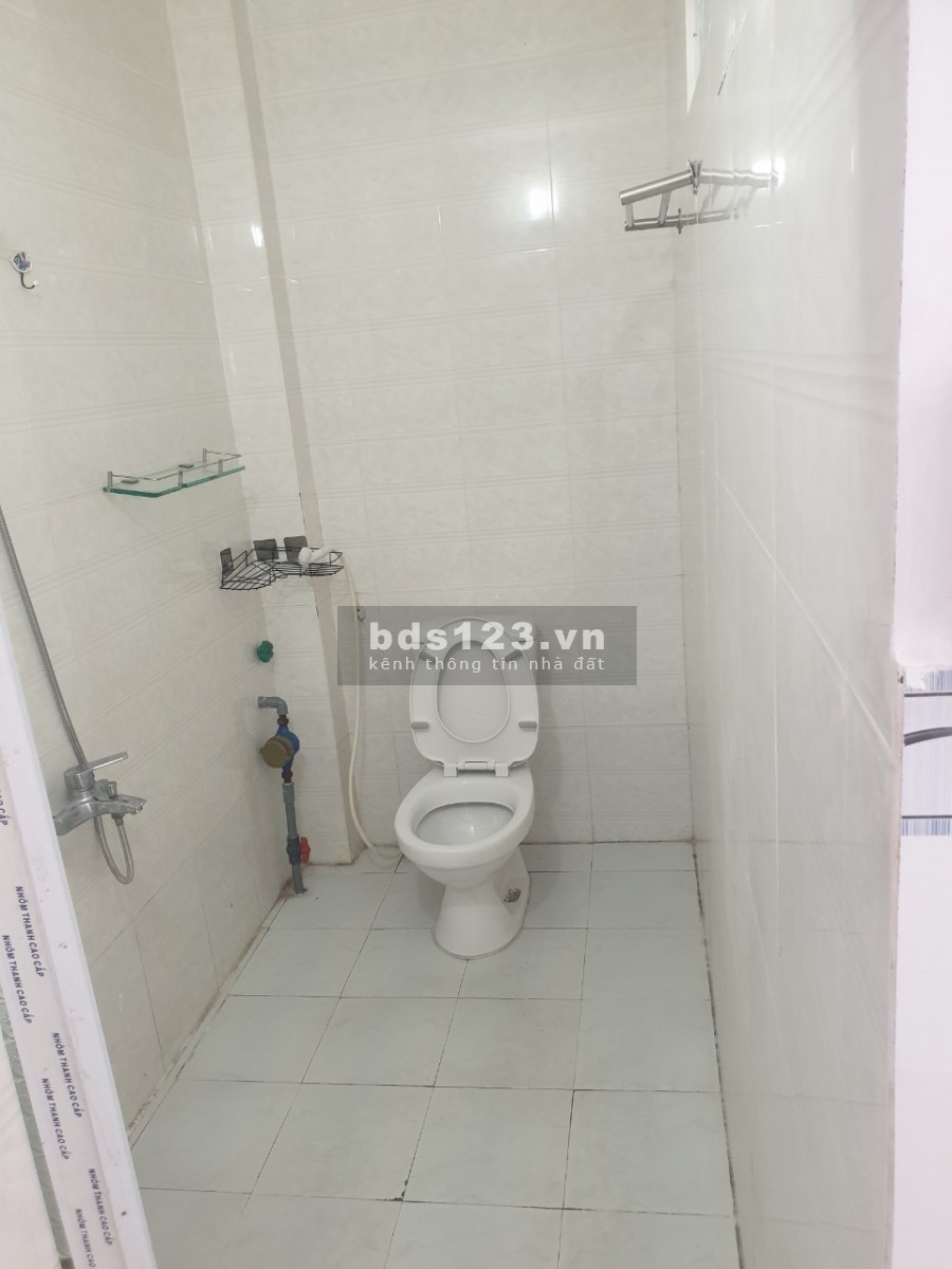 Phòng rộng 50m2 mặt tiền đường, cửa riêng, có thể vừa ở vừa kinh doanh buôn bán, mặt đường rộng 20m