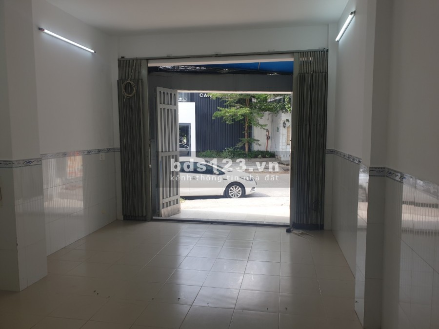 Phòng rộng 50m2 mặt tiền đường, cửa riêng, có thể vừa ở vừa kinh doanh buôn bán, mặt đường rộng 20m