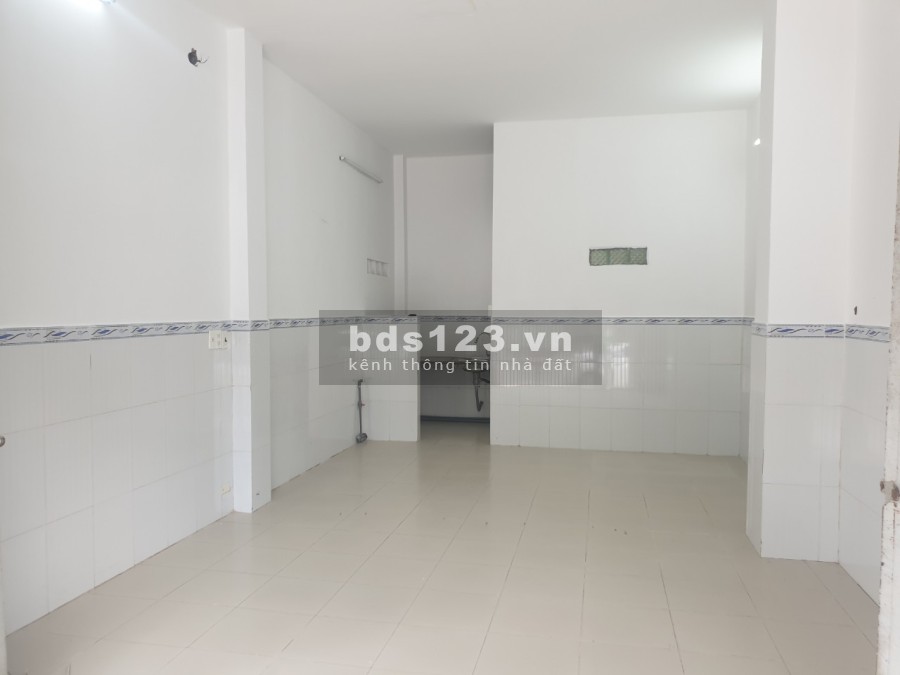 Phòng rộng 50m2 mặt tiền đường, cửa riêng, có thể vừa ở vừa kinh doanh buôn bán, mặt đường rộng 20m