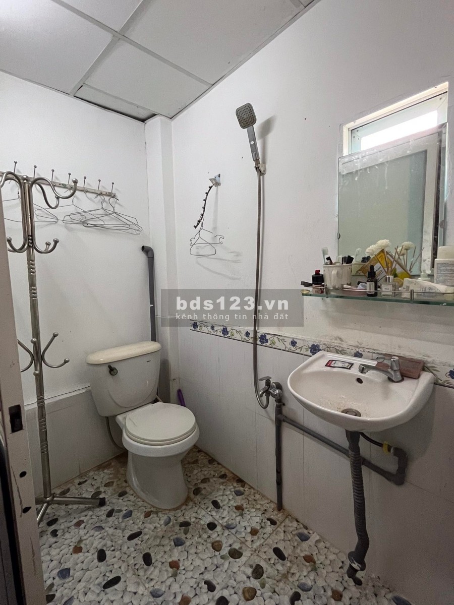 Nhà bán 1 trệt 1 lầu, Điện Biên Phủ, ngay ngã tư hàng xanh, đại học Hutech, giá tốt 2.2 tỷ