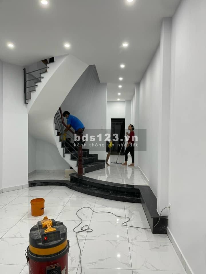 Cho thuê nhà nguyên căn 1 lầu + 2PN tại Quận 3 giá 15 triệu/tháng, liên hệ 0989121518
