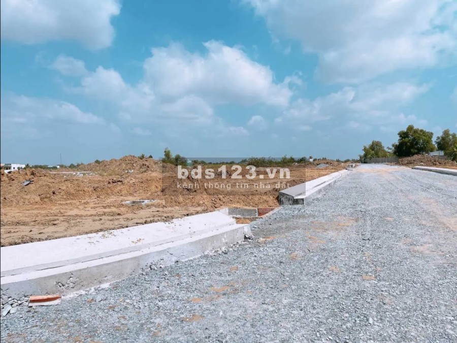 Đất gần chợ Bình Chánh ra Bình Chánh tầm 10-15p và về sg 40-45p đầy đủ tiện ích xung quanh