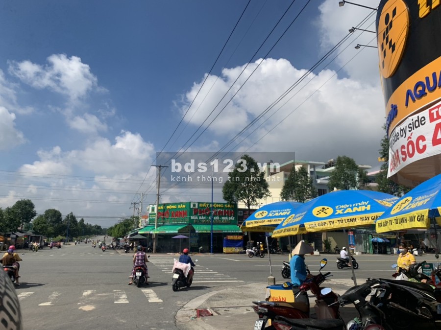 Cần bán lô đất góc 2 mặt tiền (18x25) đối diện chợ, sát trường đại học Việt Đức giá tốt