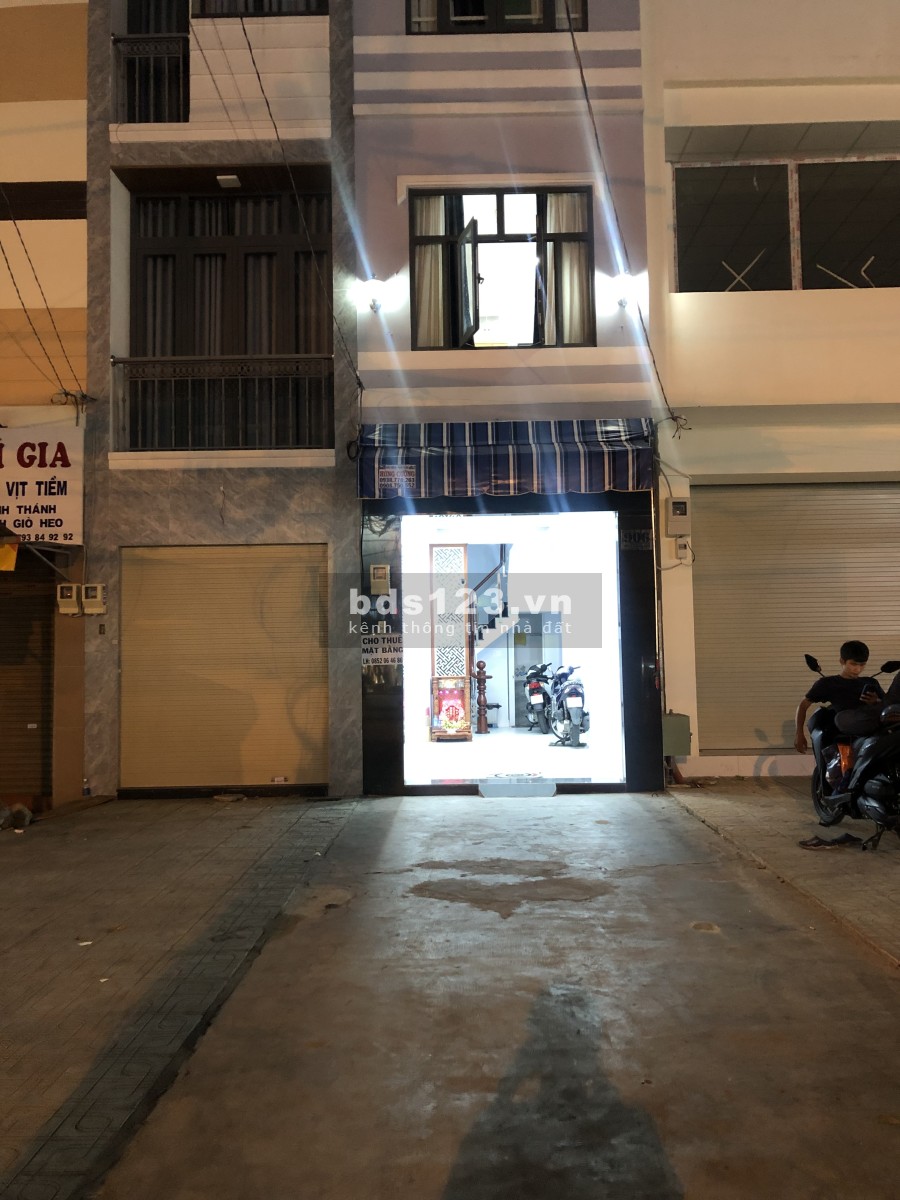 Cho thuê mặt bằng có sân rộng 36m2 đường Cách Mạng Tháng 8, giá 18 triệu/tháng, lhcc