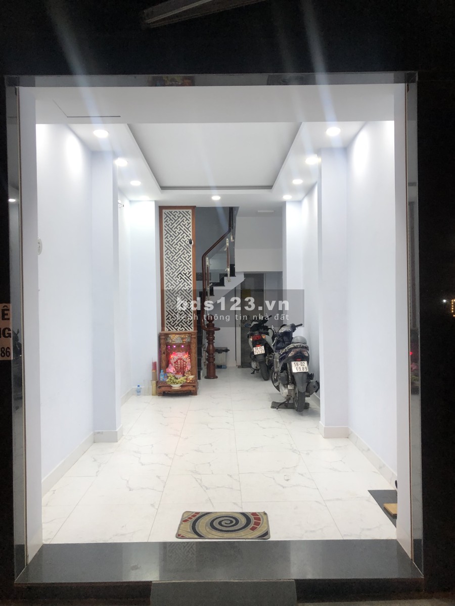 Cho thuê mặt bằng có sân rộng 36m2 đường Cách Mạng Tháng 8, giá 18 triệu/tháng, lhcc