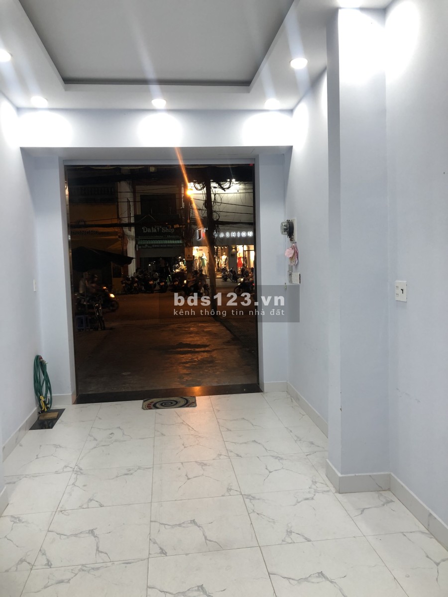 Cho thuê mặt bằng có sân rộng 36m2 đường Cách Mạng Tháng 8, giá 18 triệu/tháng, lhcc