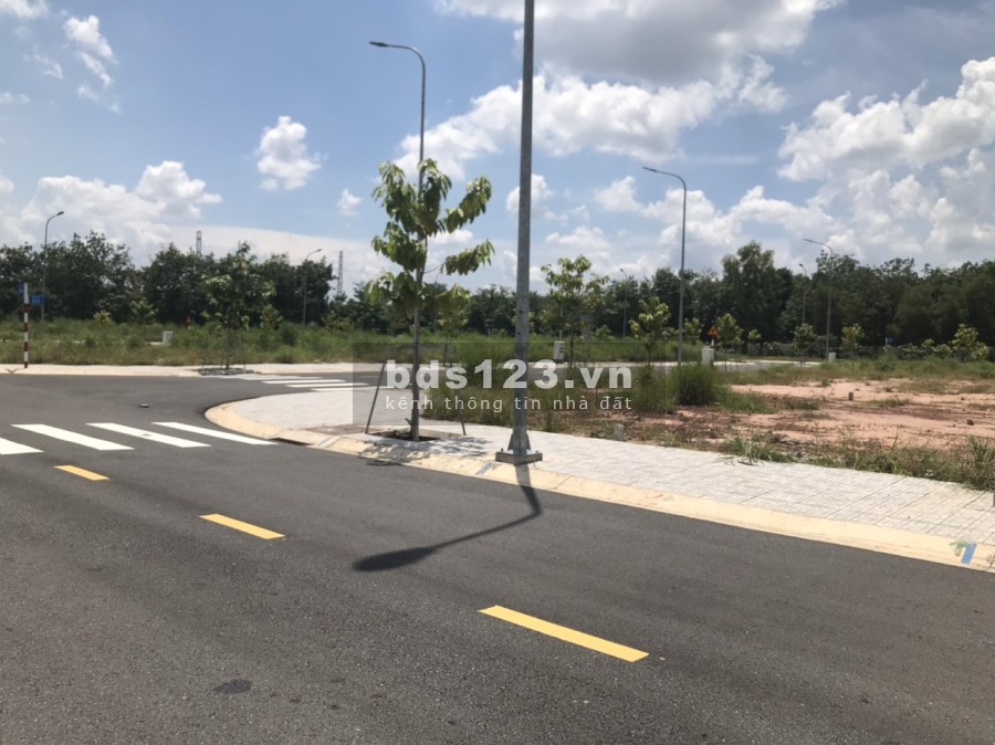 Đất chính chủ 210m2 và 239m2 đất thổ cư sau lưng chợ, sát UBND Xã cách Thị Trấn Dầu Tiếng 4km .