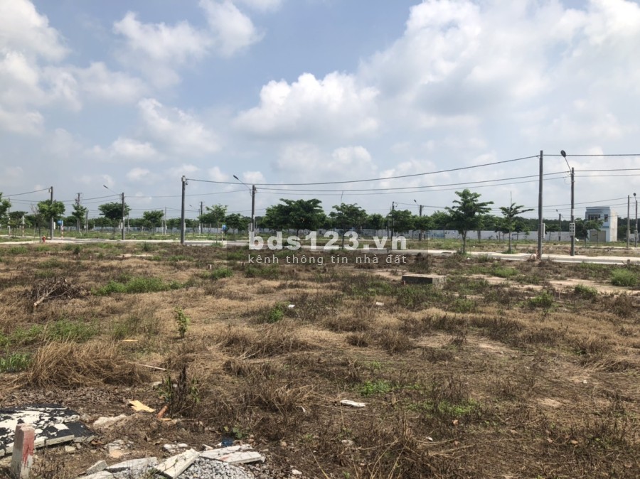 Chuyển nhượng 2 miếng đất 210m2 va 239m2 thuộc khu TĐC Dầu Tiếng, nằm sau lưng chợ và ủy ban
