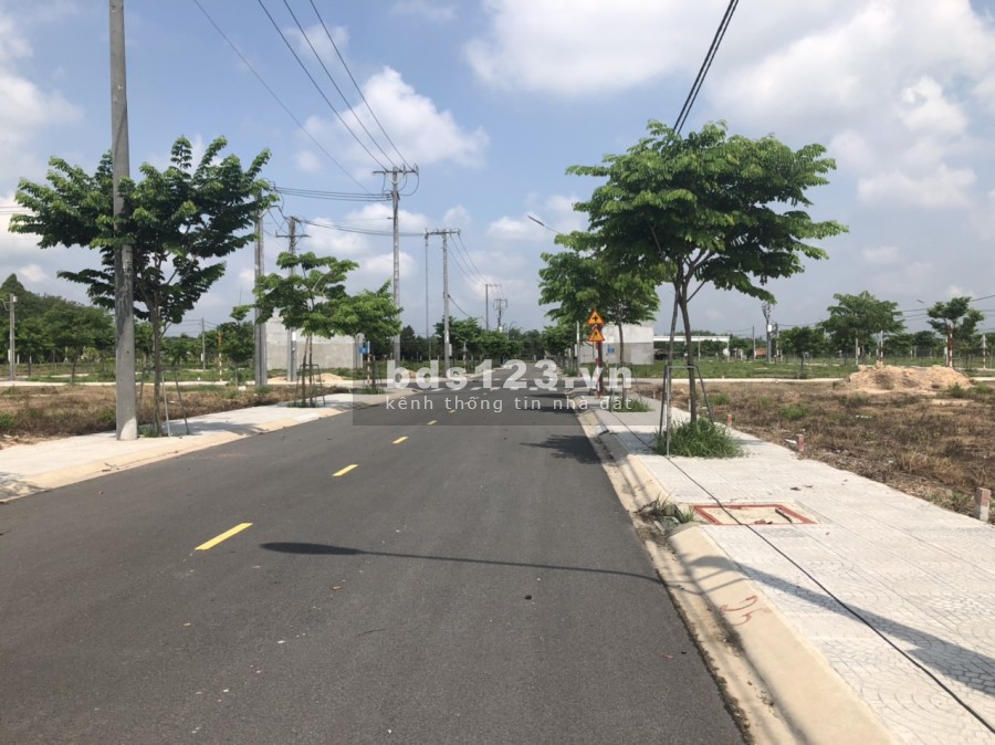 Đất chính chủ 210m2 và 239m2 đất thổ cư sau lưng chợ, sát UBND Xã cách Thị Trấn Dầu Tiếng 4km .