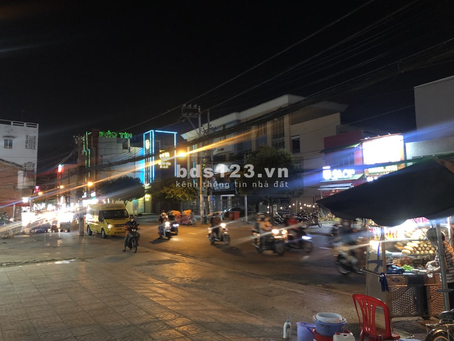 Cho thuê mặt bằng có sân rộng 36m2 đường Cách Mạng Tháng 8, giá 18 triệu/tháng, lhcc