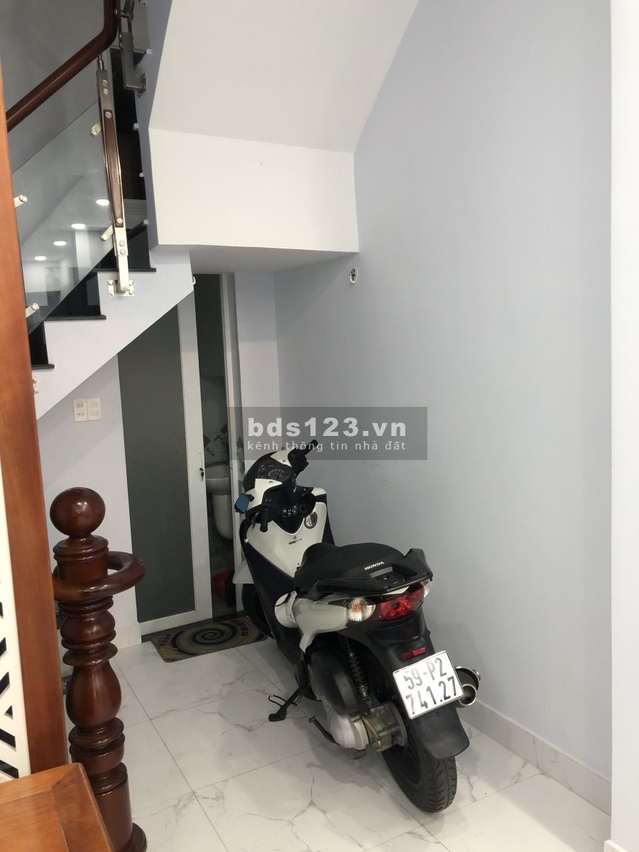 Cho thuê mặt bằng có sân rộng 36m2 đường Cách Mạng Tháng 8, giá 18 triệu/tháng, lhcc