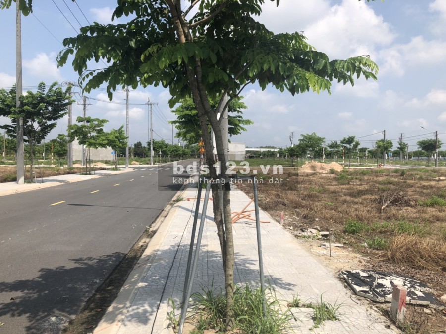 Bán đất chia tài sản 210m2 đất Thổ Cư giá 850 triệu sau lưng chợ và trường cấp 1 Dầu Tiếng