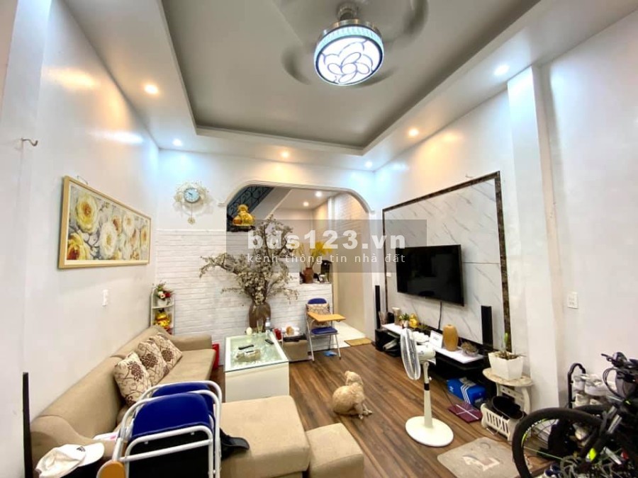 Bán nhà phố Trương Định, nhà đẹp giao thông đi các ngả, gần chợ trường học, nhỉnh 3 tỷ