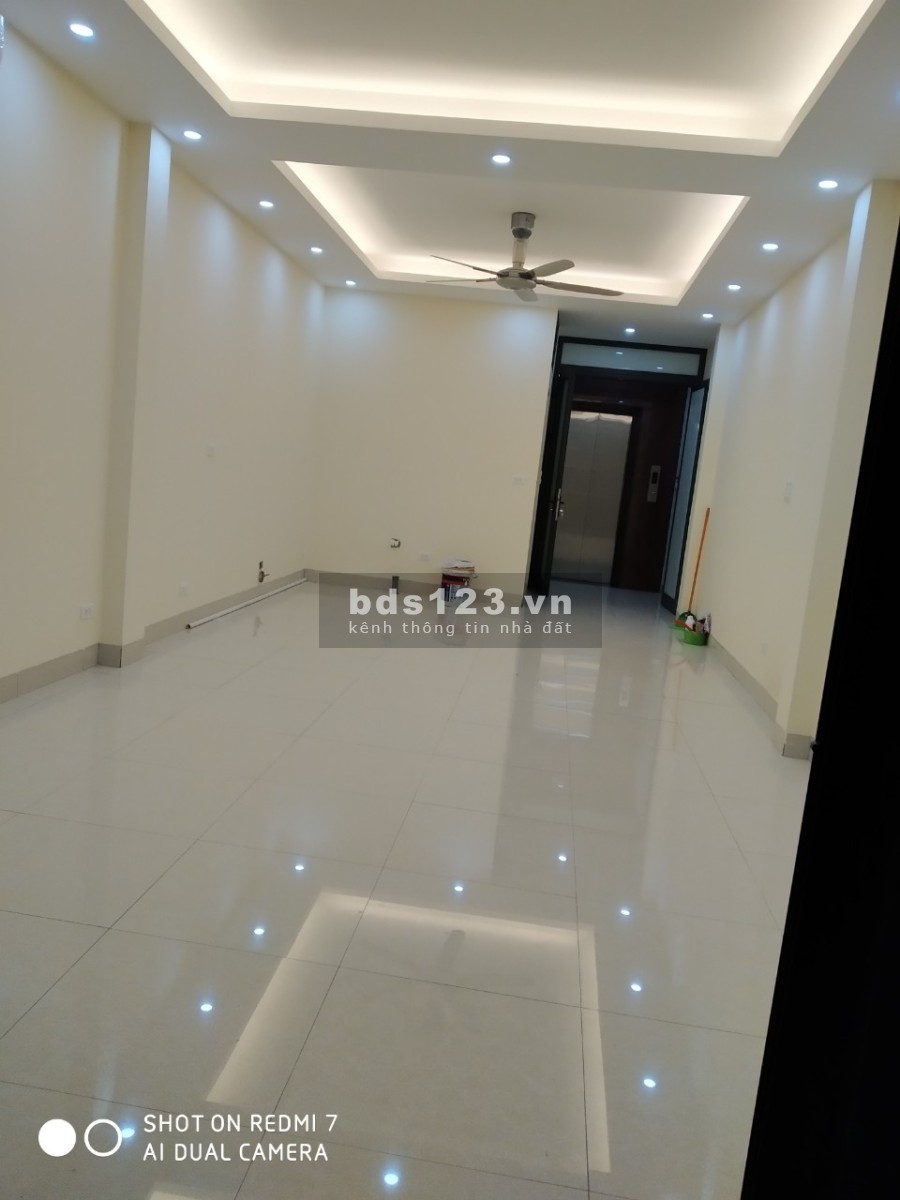 Cho thuê nhà mặt phố Quan Hoa Cầu Giấy có thang máy và tầng hầm lam ngân hàng. massage