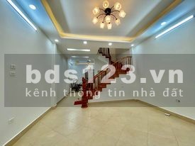 Bán nhà hiếm phố Ngọc Thuỵ Quận Long Biên, diện tích 32m2, 5 tầng đúc, giá chỉ 3 tỷ