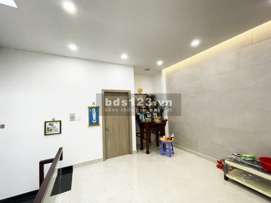 Bán nhà 1 lầu mặt tiền đường Số 49, phường Bình Thuận, Quận 7 giá bán 10.6 tỷ, sổ hồng riêng