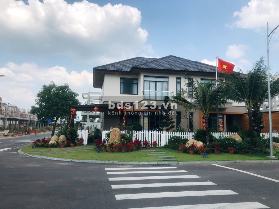 Cần bán căn biệt thự Quốc Lộ 13 sổ hồng riêng pháp lý chuẩn, tiện ích đầy đủ, bàn giao ngay