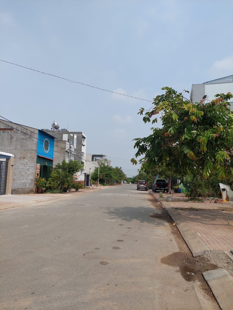 Bán gấp nhà nguyên căn gân Vinhomes Quận 9, đường 8m, vỉa hè 4m, xe ra vào thoải mái