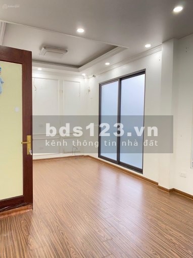 Gia đình cần bán gấp nhà nguyên căn mới xây, 5 tầng đúc, Quận Long Biên, giá bán 3.5 tỷ