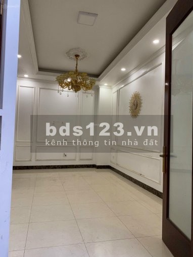 Gia đình cần bán gấp nhà nguyên căn mới xây, 5 tầng đúc, Quận Long Biên, giá bán 3.5 tỷ