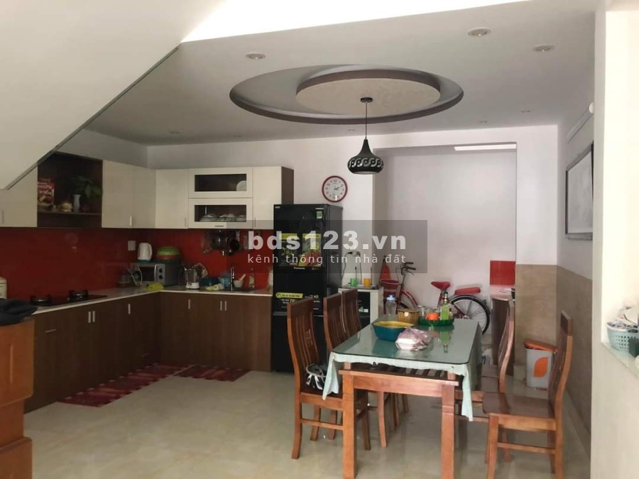Bán mặt trước view biển mặt sau view núi, nhà đẹp chốt ngay, có sẵn giấy tờ pháp lý chính chủ