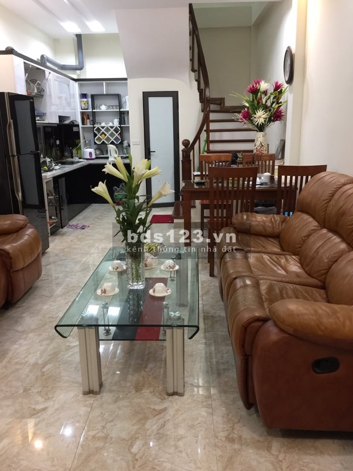 Hơn 5 tỷ Ngõ 27 Võ Chí Công 40m2 MT4m, nhà đẹp, thoáng sáng - Ở luôn