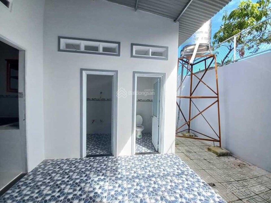 Nhà cấp 4, 80m2, giấy tờ đầy đủ sổ hồng riêng 550tr, 3 hòng ngủ, 2 phòng vệ sinh