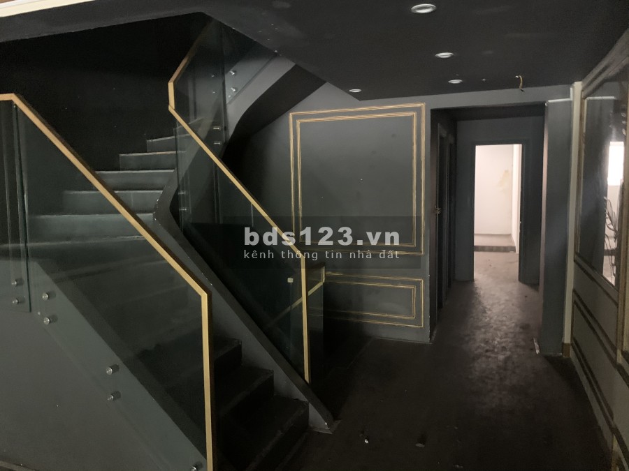 Chính chủ cho thuê nhà 49 Nguyễn Huệ Quận 1 diện tích sử dụng 4 x 27m, trệt 3 lầu