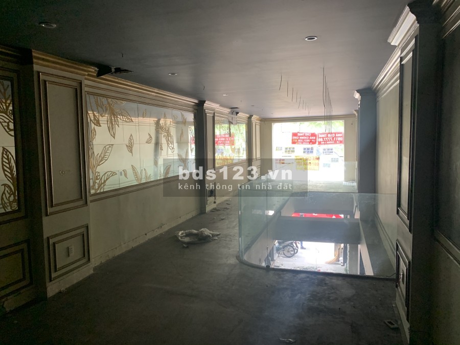 Chính chủ cho thuê nhà 49 Nguyễn Huệ Quận 1 diện tích sử dụng 4 x 27m, trệt 3 lầu