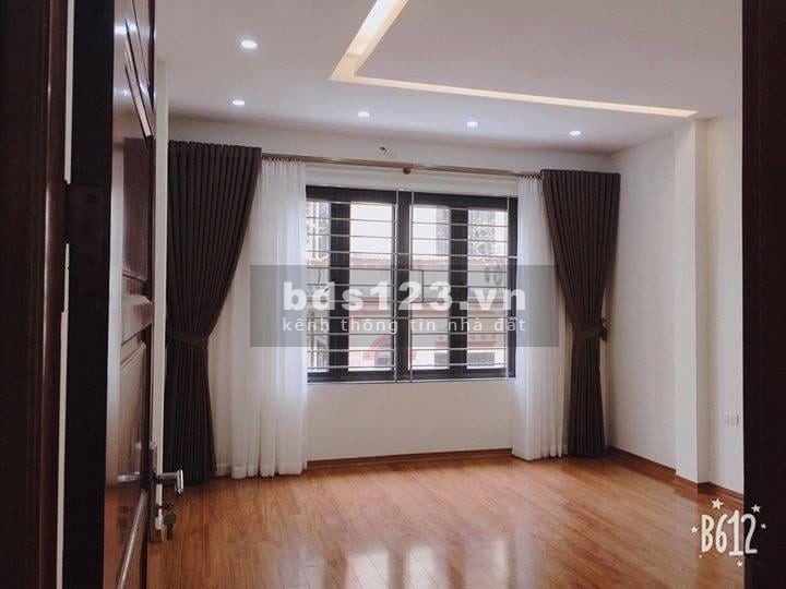 Nhỉnh 4 tỷ có nhà diện tích sử dụng 56m2 Đường Láng, gần ô tô giá bán 4.95 tỷ, lhcc