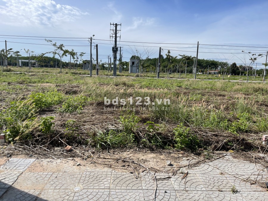 Đất mặt tiền chợ sổ sẵn thổ cư giá ngộp đường vào lớn gần khu công nghiệp sổ sẵn