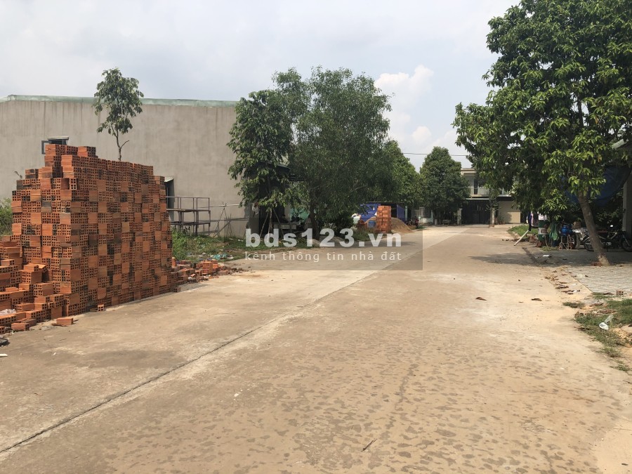 Gia Đình Tôi Có 2 Lô Đất mặt tiền đường bê tông 7m 100m2 5x20m và 125m2 (5x25m)