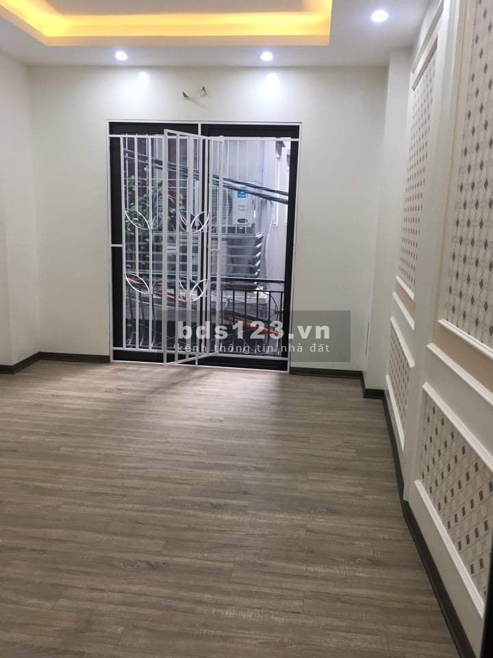 Bán nhà khu vực phố Nguyễn Sơn đầy đủ tiện ích 60m vuông, mặt tiền 3,6m giá chỉ 5 tỷ