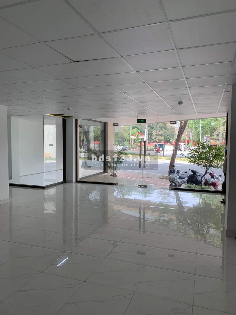 Mặt phố Hoàng Ngân, Cầu Giấy, 230m2, 10 tầng, giá: 140 tỷ, mt: 15m, cho thuê 400 triệu/tháng