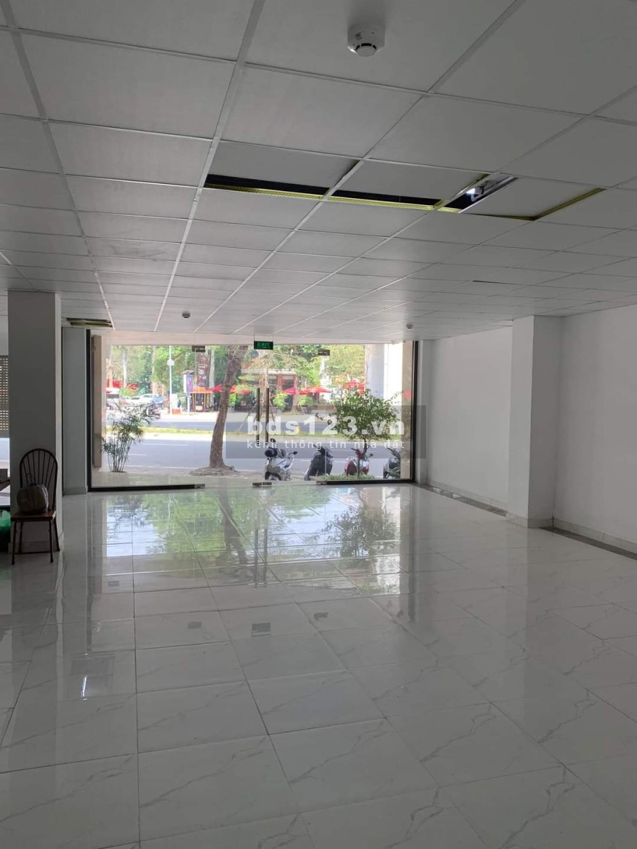 Mặt phố Hoàng Ngân, Cầu Giấy, 230m2, 10 tầng, giá: 140 tỷ, mt: 15m, cho thuê 400 triệu/tháng
