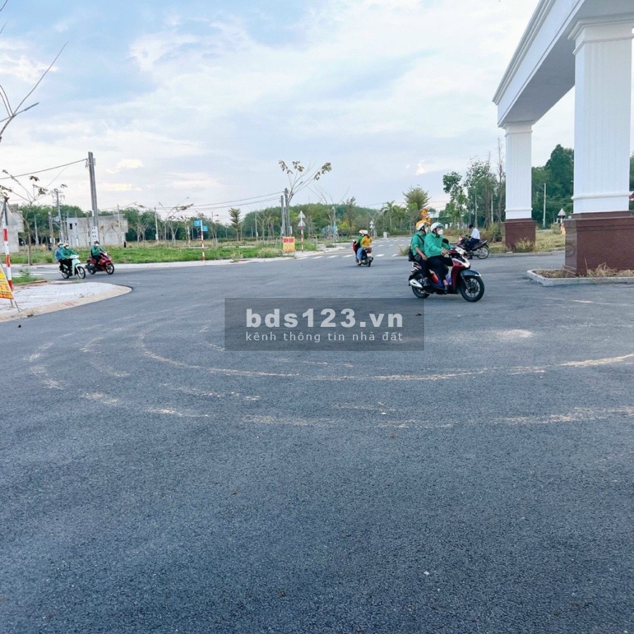 Bán gấp lô diện tích sử dụng 100m2 ngay chợ Bến Cát thổ cư, sổ sẵn bàn giao công chứng ngay