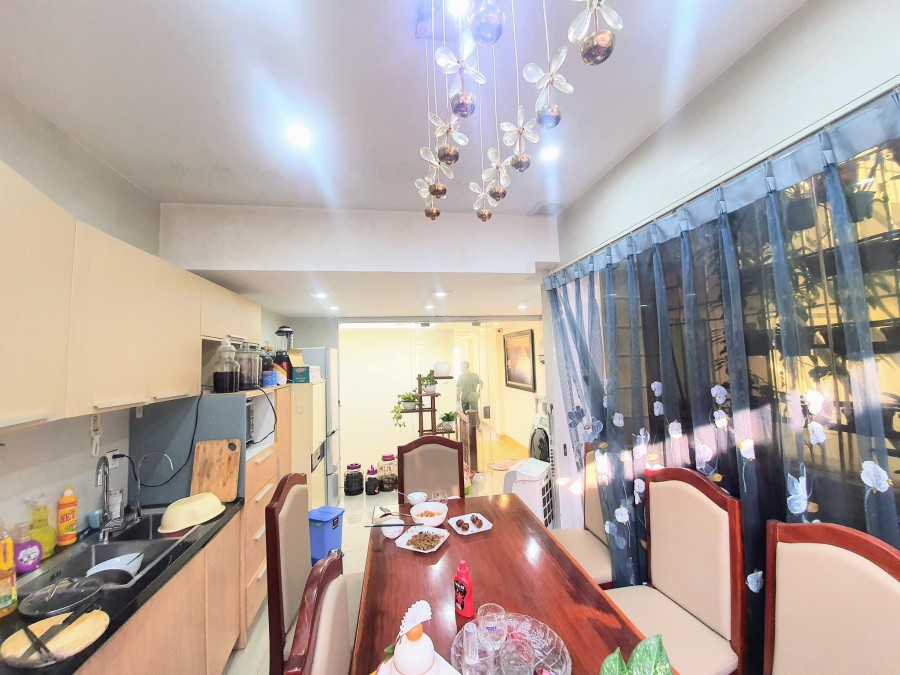 Bán nhà phường Ngọc Lâm, lô góc, ô tô đổ cửa, dt 40m2, 5 tầng, mt 4.6m, giá nhỉnh 4,5 tỷ