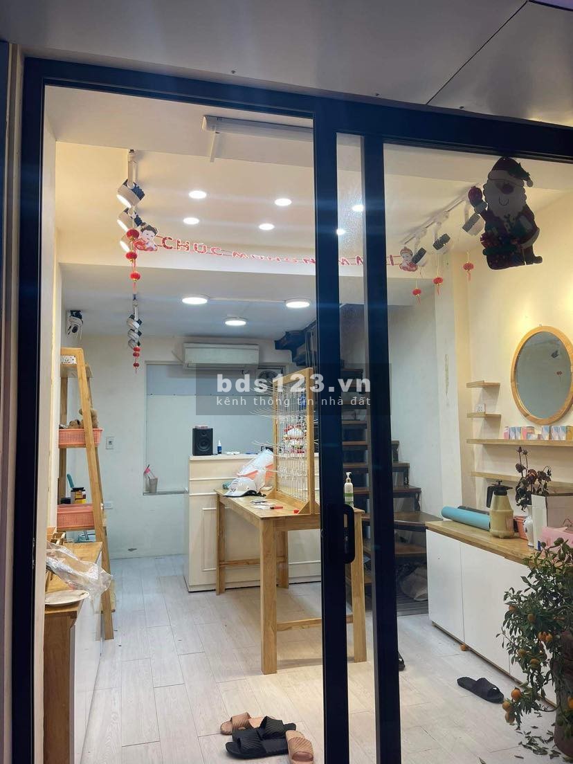 Bán nhà mặt phố Yên Phụ, dtsd 20m2, đúc 4 tầng, ô tô tránh, kinh doanh sầm uất, nhỉnh 2 tỷ