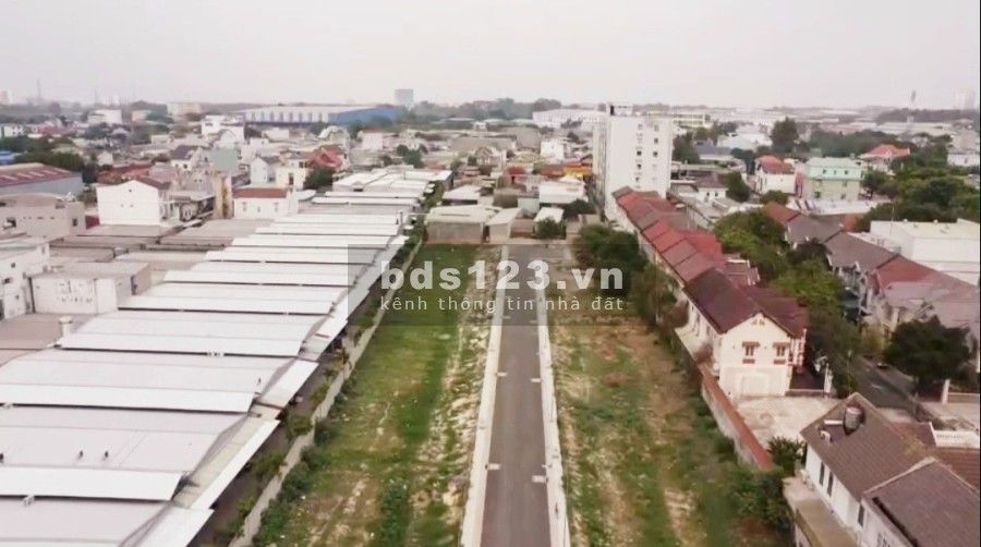 Bán đất Thủ Đức. Mặt tiền Ngô Chí Quốc. Đã có sổ riêng. DT 59,3m2. Giá 3 tỷ 774 triệu. Ngang 4m