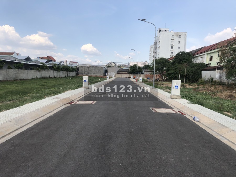 Bán đất Thủ Đức. Mặt tiền Ngô Chí Quốc. Đã có sổ riêng. DT 59,3m2. Giá 3 tỷ 774 triệu. Ngang 4m