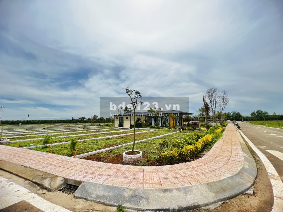 Bán đất Panamera Bảo Lộc. Mặt tiền đường Nguyễn Văn Cừ. Diện tích 100m2. Giá 850 triệu. CK 4%