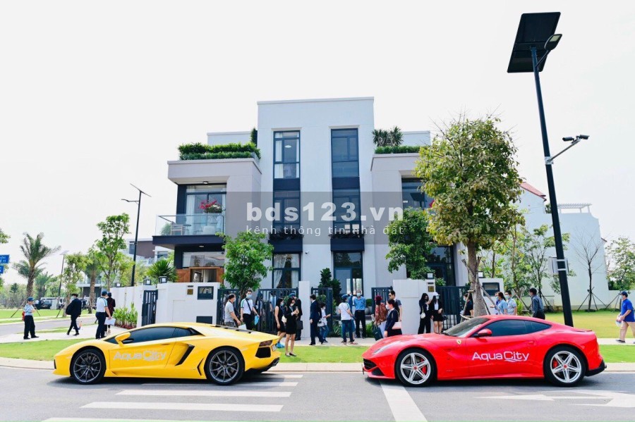 Cần bán nhà phố hiện đại, mặt tiền sông giá tốt tại khu đô thị Aqua City