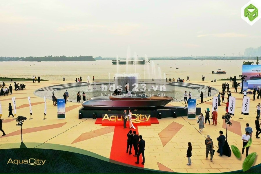 Cần bán nhà phố hiện đại, mặt tiền sông giá tốt tại khu đô thị Aqua City